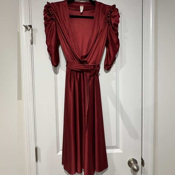 Gorgeous women’s vintage puff shoulder dress